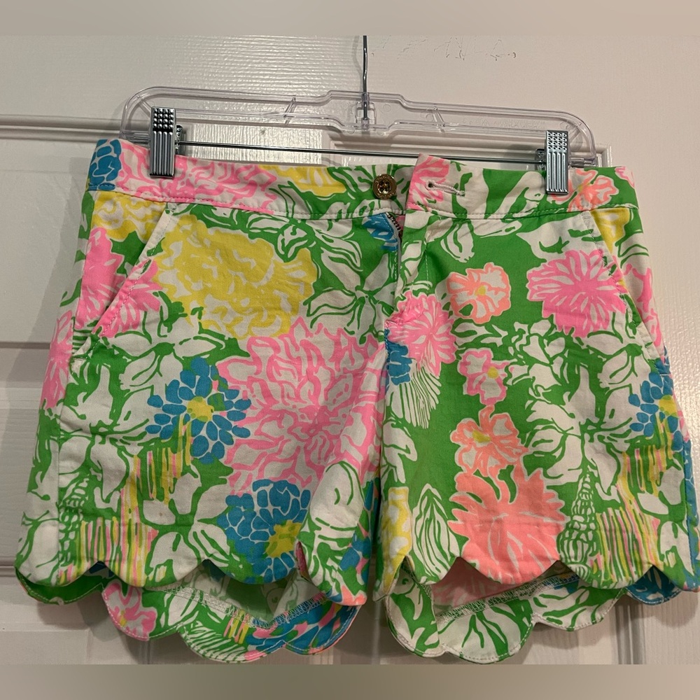 Lily Pulitzer Buttercup short with scallop edges